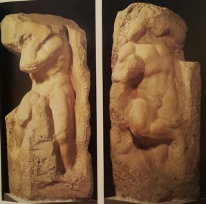 Микеланджело. Пленник, так называемый Атлант (слева). Пленник, так называемый Пробуждающийся раб (справа). 1503-1513. Флоренция
