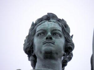 Голова Петра на памятнике