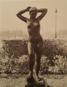 Аристид Майоль (1861 – 1944). Купальщица с поднятыми руками. Бронза. 165 см в высоту.  1934. Сад Тюильри