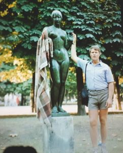 Автор статьи в 1989 в садах Тюильри в Париже
