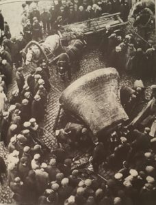 Снятие колокола с колокольни Страстного монастыря. Фото А. Шайхета, 1930-е