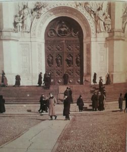 У западных ворот Храма Христа Спасителя.  Фото начала XX века