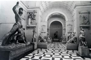 Внутренний вид Гипсотеки Кановы в Посаньо. Слева на переднем плане гипсовый «Тесей, борющийся с кентавром»