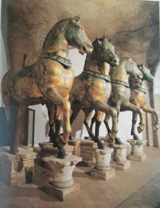 Фото. Реставрированные кони в соборе Сан-Марко