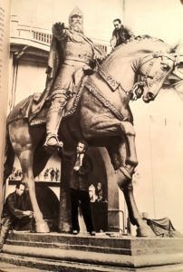 Фото. Работа над памятником Юрию Долгорукому (в глине). Слева внизу Штамм, в центре Орлов, наверху Антропов. Фото 1952 г.