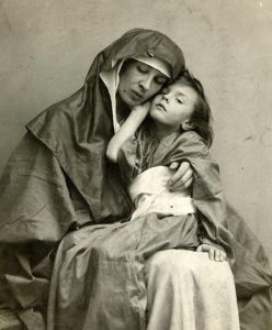 Фото. Е.П.Нестерова (жена Нестерова) с дочерью Наташей (четырехлетней) на руках