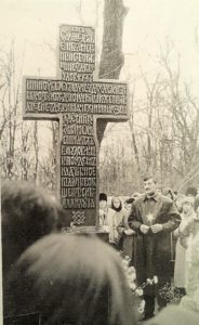Фото. Клыков на открытии памятника Игорю Талькову (убит в 1991) на Ваганьковском кладбище в Москве