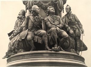 Фото. Памятник Екатерине II. Лицевая сторона пьедестала. Слева направо: Державин (голова над Дашковой), Дашкова, Румянцев, Потемкин, Суворов.