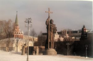 Фото. А так памятник Святому Владимиру Салавата Щербакова вписывается в пространство Борровицкой площади