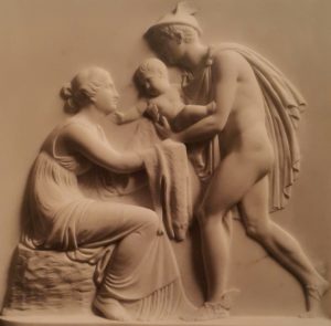 Торвальдсен. Меркурий (Гермес) вручает Вакха сестре его матери Ино. 1809. Копенгаген. Музей Торвальдсена