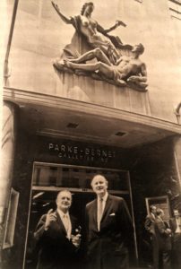 Надпись под фотографией из Книги: «Англо-американская гармония: Питер Уилсон (справа) после триумфального приобретения аукционного дома «Парк-Бёрнет»»