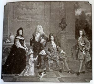 Николя де Ларжийер. Портрет Людовика XIV с семьей. 1710. Слева направо: 1.Гувернантка герцога Анжуйского (малыша), 2. Малыш – герцог Анжуйский, 3.Великий Дофин (сын Людовика XIV и дед Людовика XV), 4. Людовик XIV, 5.Герцог Бургундский (отец Людовика XIV). Итак, Людовик XIV похоронил сына и внука, а малыш с картины и стал королем Людовиком XV