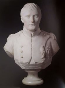 Гудон. Наполеон в форме полковника гвардейских егерей (colonel des chasseurs de la garde). 1808. Мрамор. Версаль. Излюбленная форма императора