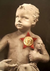 Инсталляция: Маленький Ленин-октябренок (шутка, хотя у него было три сестры и три брата, не к ночи будет сказано). Звездочка оригинальная. 2020 г.