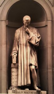 Бартолини. Никколо Макиавелли. 1845-1846. Лоджия Уффици. Статуя у входа в галерею Уффици. Флоренция
