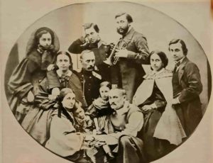 Семейная фотография. Ок.1863 г. П.Клодт в первом ряду справа