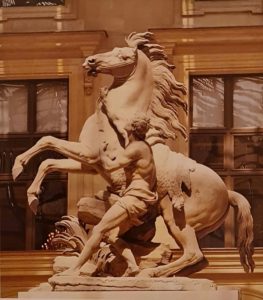 Г.Кусту. Сбежавшая лошадь, удерживаемая конюхом. 1745. Лувр. Париж. Высота 3,55 метра. Это вторая лошадь