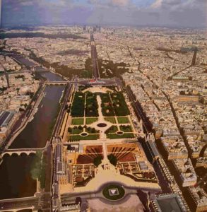 Фотография 1960-ых дает панораму Парижа с птичьего полета над Лувром