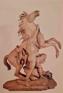 Г.Кусту. Сбежавшая лошадь, удерживаемая конюхом (на французском: Cheval echappe retenu par un palefrenier). 1745. Лувр. Париж. Это первая лошадь