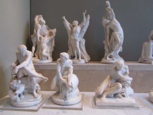 Небольших размеров академическая французская скульптура в Лувре. Фото автора