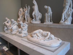 Небольших размеров академическая французская скульптура в Лувре. Фото автора