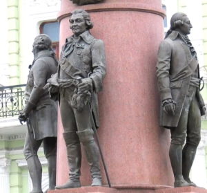 На памятнике Князь Г.А. Потемкин Таврический расположен перед Екатериной II