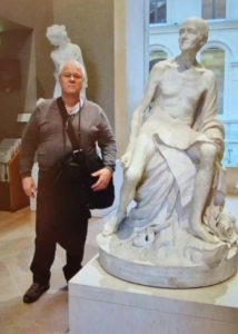 Автор статьи рядом с мраморным Вольтером-"мартышкой" в Лувре. Скульптор Пигаль. 1776. Фото автора