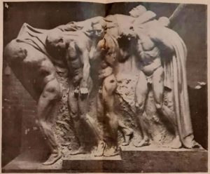 Гипсовый макет скульптуры Смерть вождя Сергея Меркурова 1927 года с обнаженными фигурами Гипсовая модель «Смерть вождя» С. Д. Меркурова (1927)